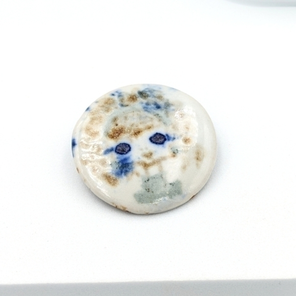 4/24$  Hand painted girl round brooch pin
